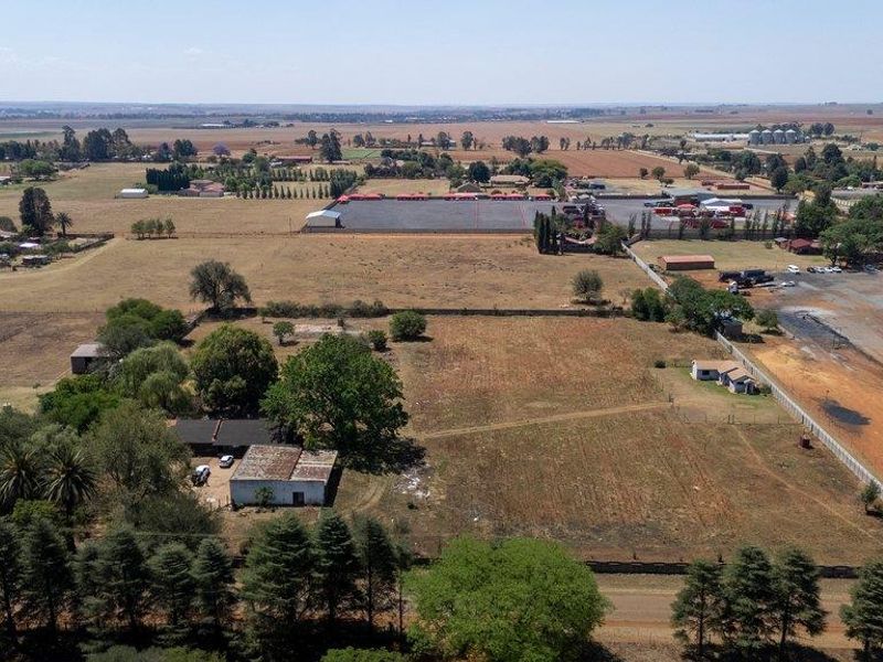 Prime 2-Hectare Property with Dual Residences, Outbuildings, and Commercial Potential - Photo 3