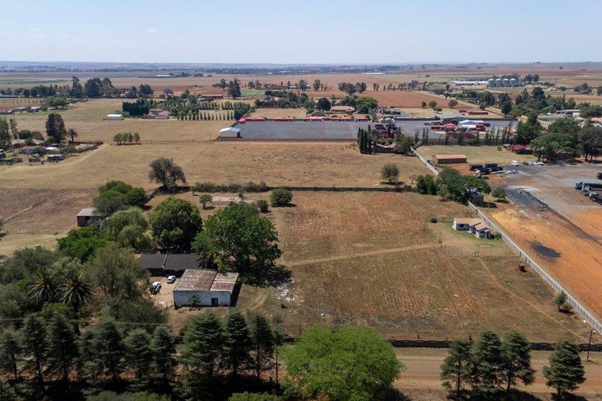 Prime 2-Hectare Property with Dual Residences, Outbuildings, and Commercial Potential - Photo 3