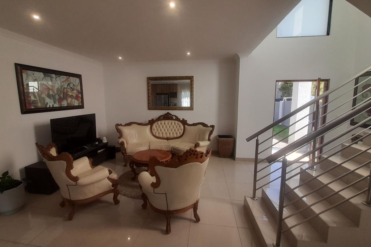 Elegant Home in Sought-After Melodie Estate. - Photo 3
