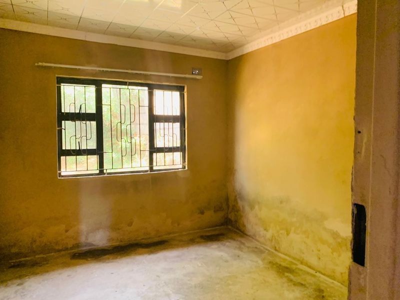Spacious Five-Bedroom Haven Awaiting Your Touch in Umlazi - Photo 9