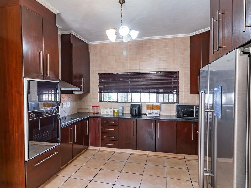 Stunning House In Rooihuiskraal Ext 22 - Photo 4