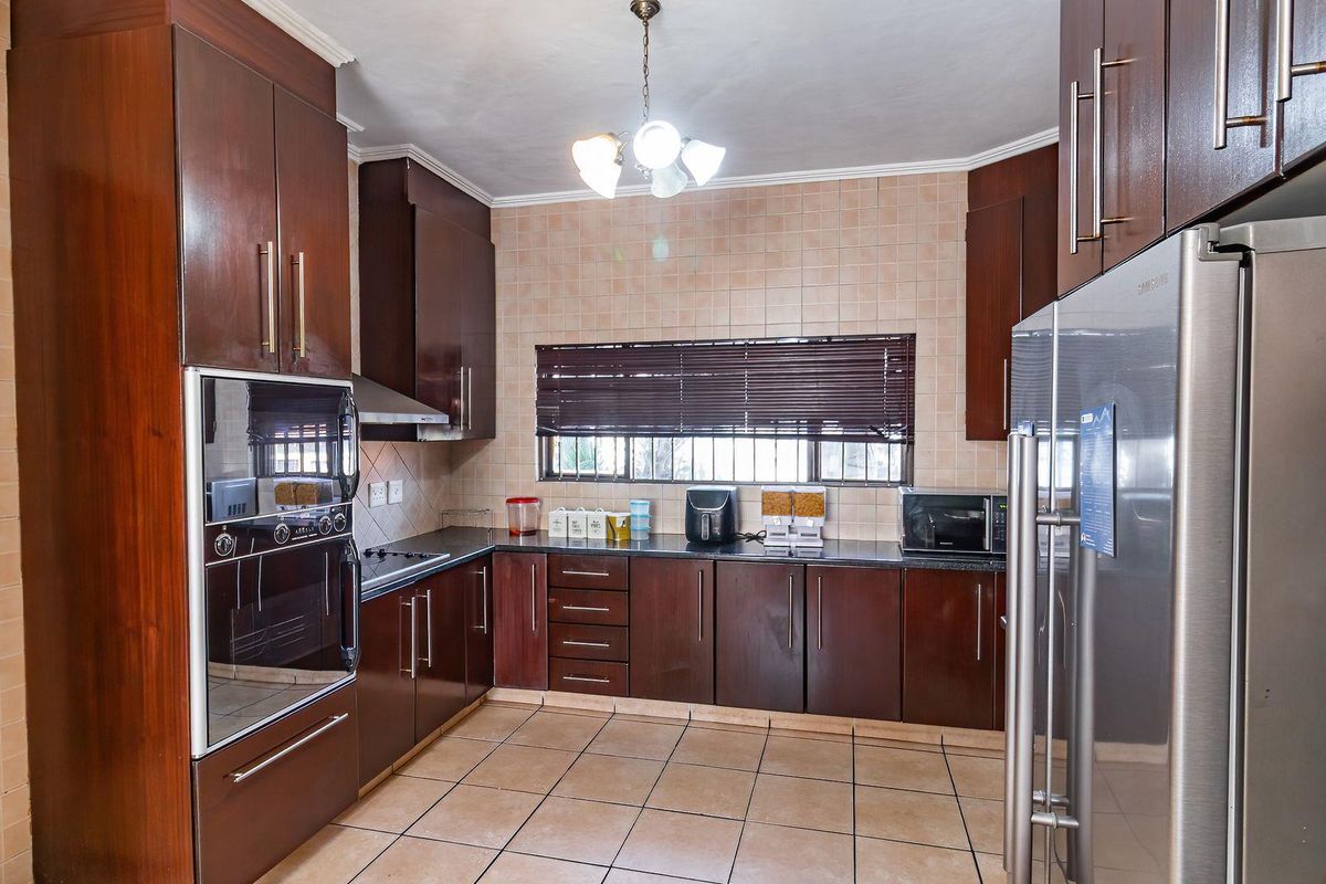 Stunning House In Rooihuiskraal Ext 22 - Photo 4