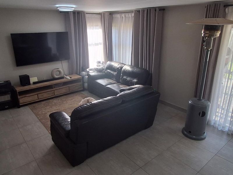 Open-Plan Elegance Meets Pristine Bushveld Living - Photo 4