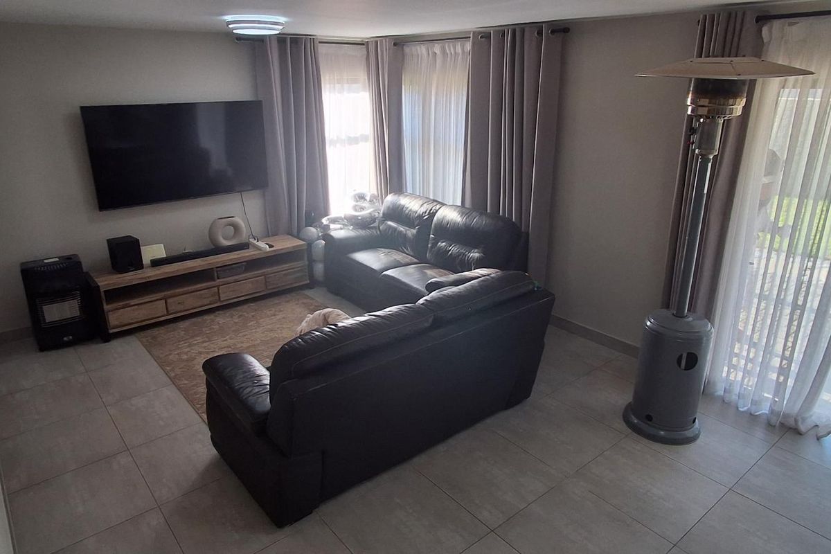 Open-Plan Elegance Meets Pristine Bushveld Living - Photo 5