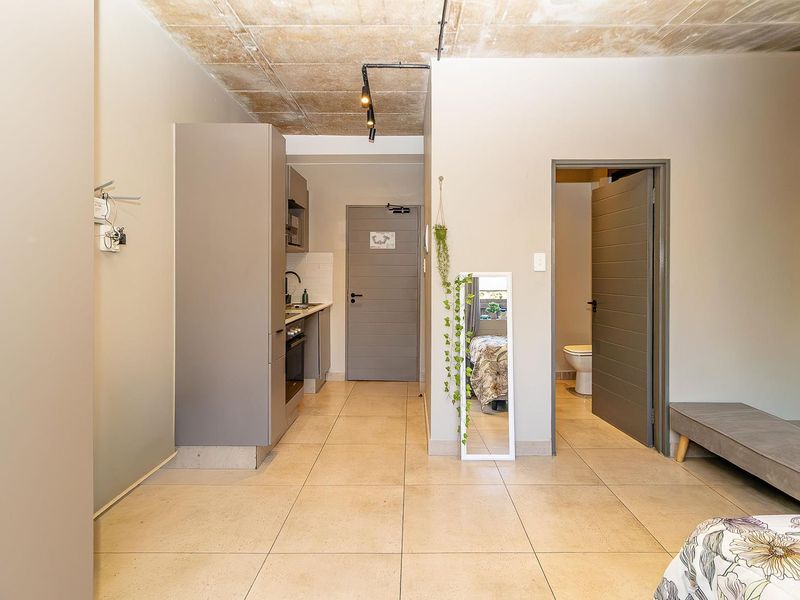 Garden Studio Apartment – Ideal Investment or Lock-Up-and-Go Lifestyle! - Photo 8