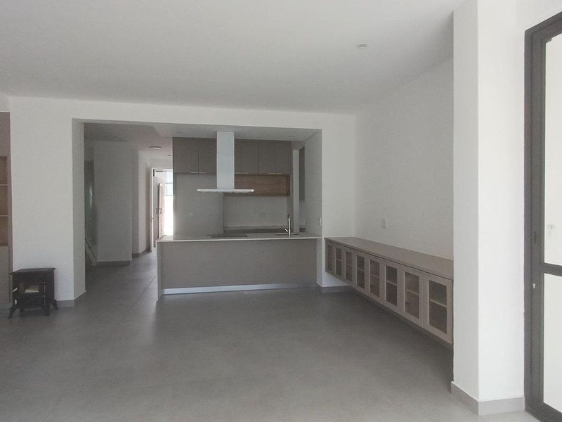 LUXURIOUS 3 BEDROOM PENTHOUSE TO LET IN THE WELL-SOUGHT AFTER AUASBLICK NEIGHBORHOOD - Photo 10