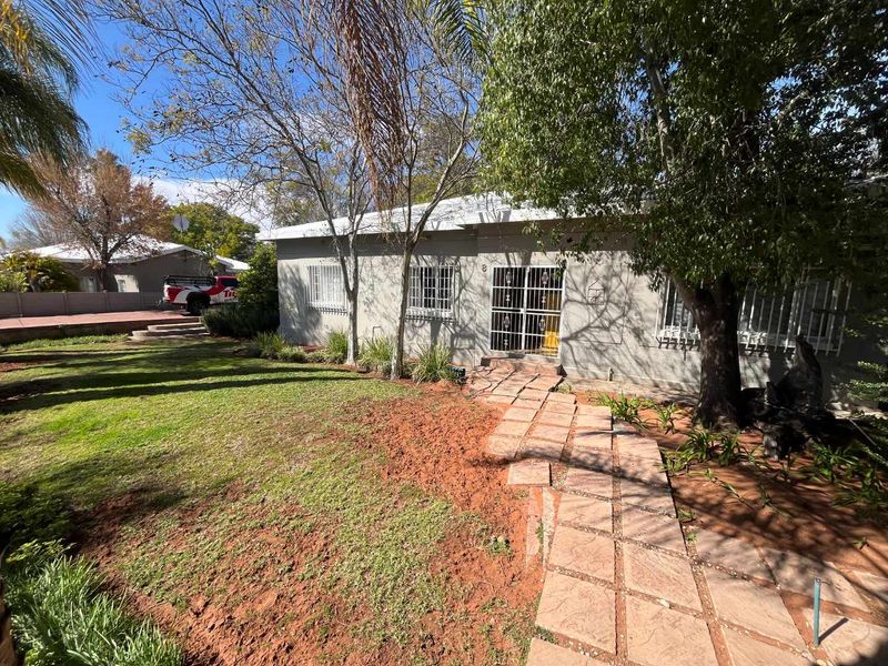 Spacious 4-Bedroom Family Home with 2 Flats in Prime Location - Photo 9