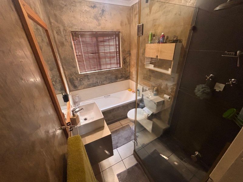 Charming 2-Bedroom Townhouse for Sale in The Wolds - Photo 4