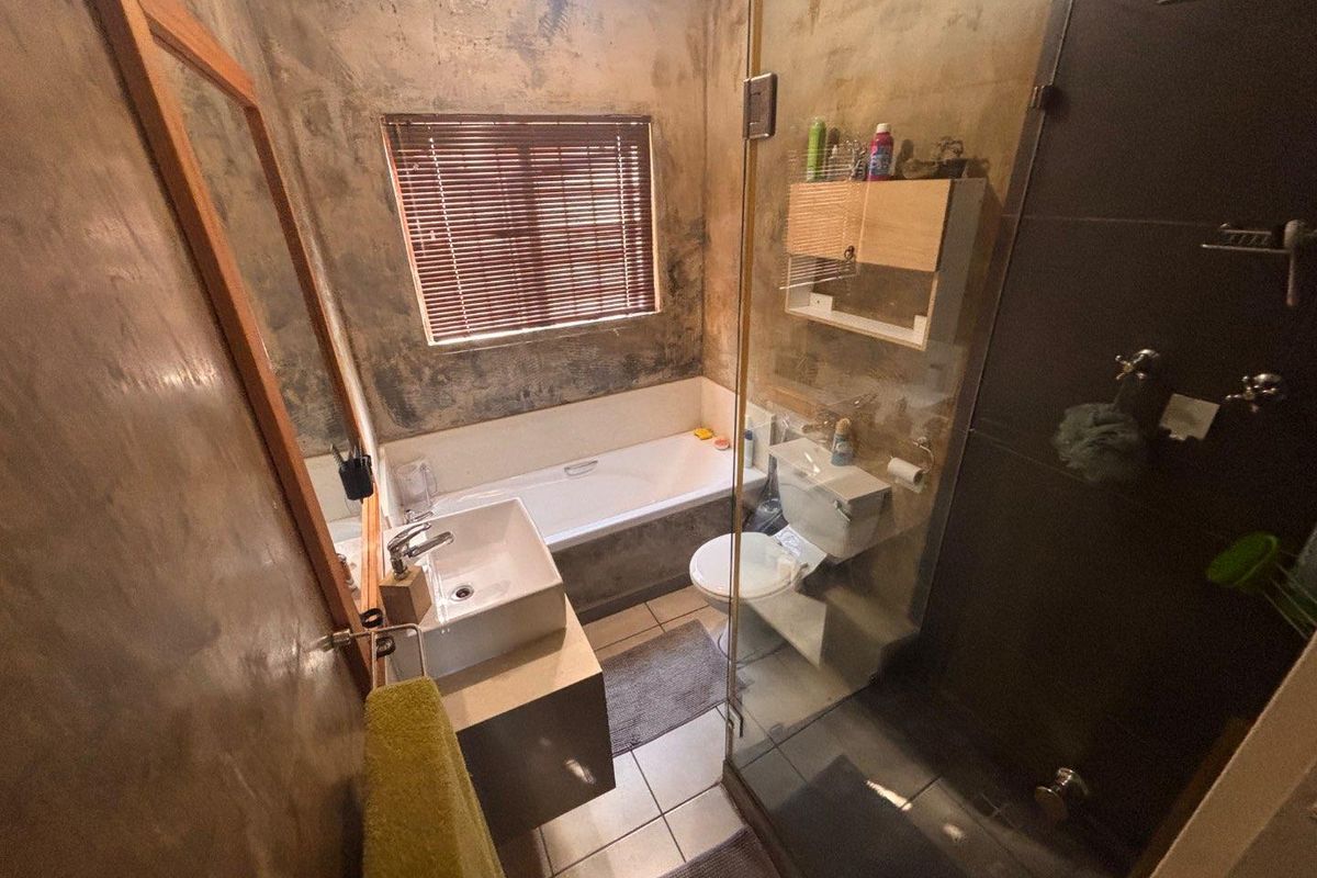 Charming 2-Bedroom Townhouse for Sale in The Wolds - Photo 4