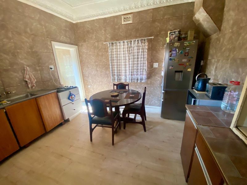 Ideal Renovation Project: 2 Bedroom Home with Garden - Photo 4