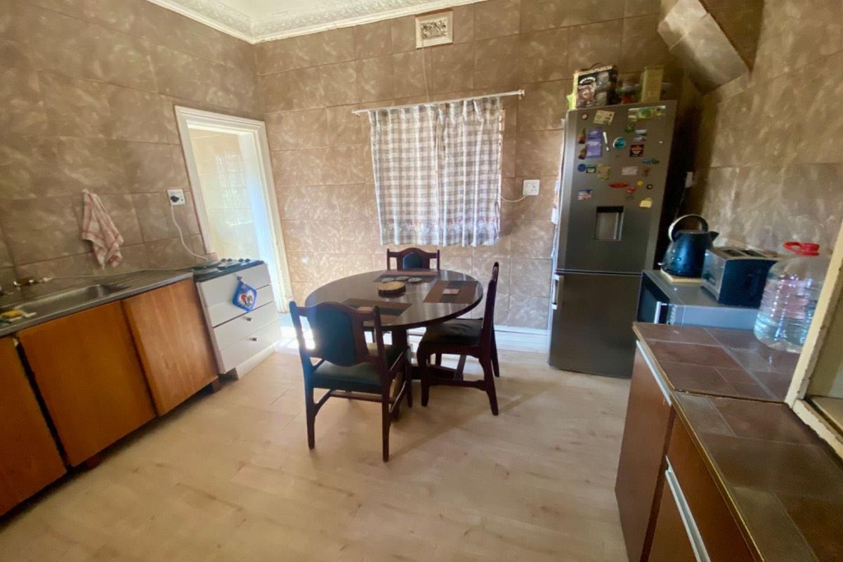 Ideal Renovation Project: 2 Bedroom Home with Garden - Photo 4