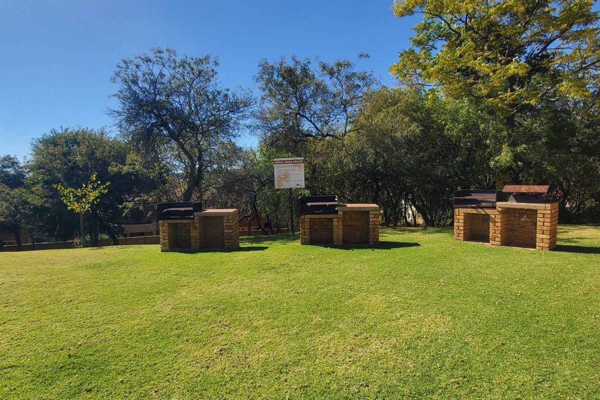 Bright and airy 2-bed haven with Balcony Bliss! - Photo 3