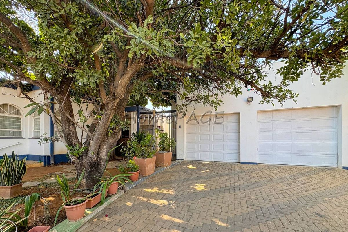 Otjiwarongo:  4 Bedr home with 1 Bedr Flat is for Sale - Photo 3