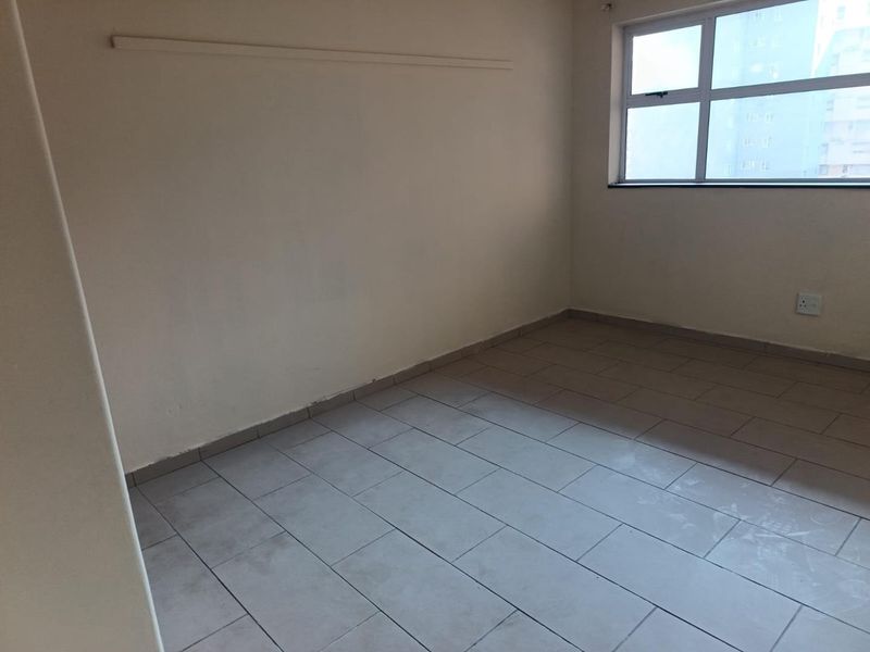 3. Family-Friendly 2-Bedroom Near Schools & Transport Links! - Photo 4