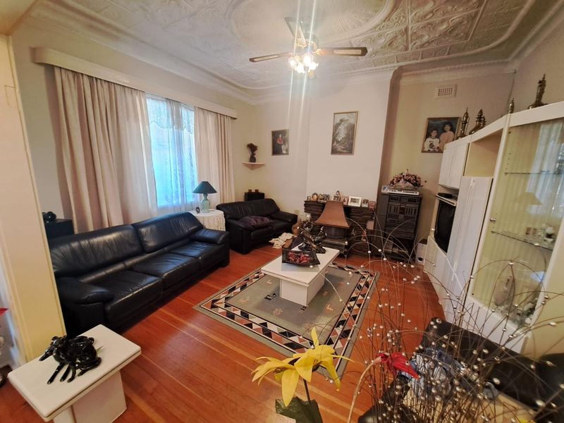 Bright & Inviting Family Home with Ample Space for All - Photo 7