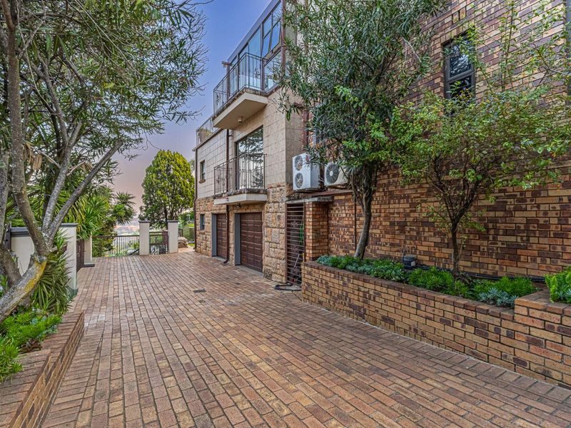 Luxury Family Home with Spectacular Panoramic Views in Glenvista - Photo 4