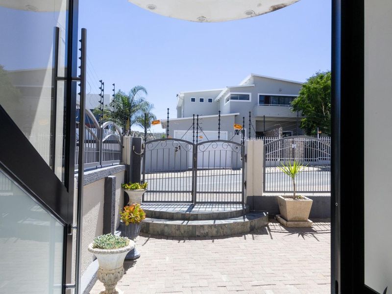 🏠 5-Bedroom Family Home close to WHK Gymnasium School - Photo 4