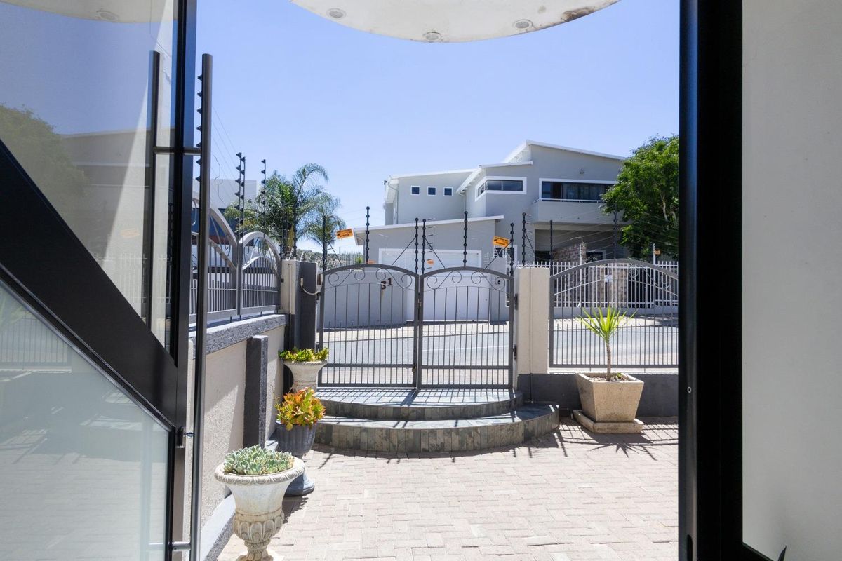 🏠 5-Bedroom Family Home close to WHK Gymnasium School - Photo 4