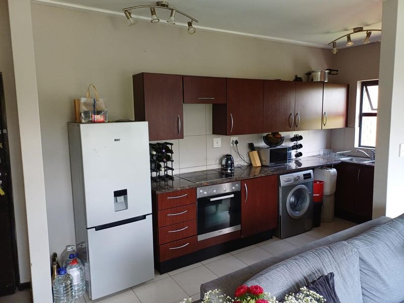 2 Bedroom 2 Bathroom modern 1st floor Apartment for sale in beautiful Golf Estate for R790 000 - Photo 2