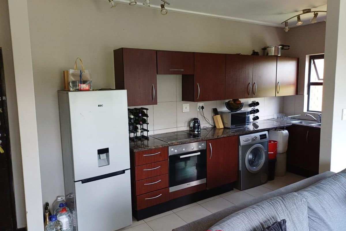 2 Bedroom 2 Bathroom modern 1st floor Apartment for sale in beautiful Golf Estate for R790 000 - Photo 2