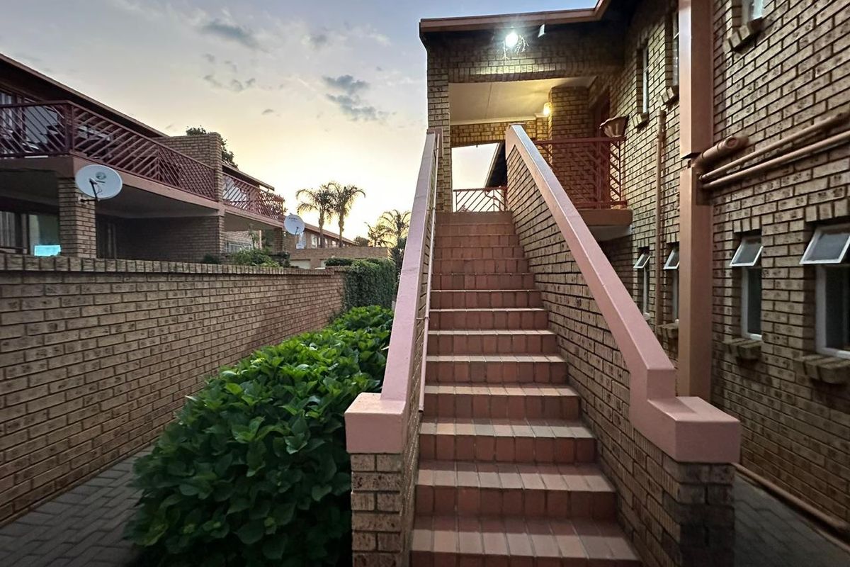 Stunning 2 Bedroom top unit in Faerie Glen for Sale - Photo 3