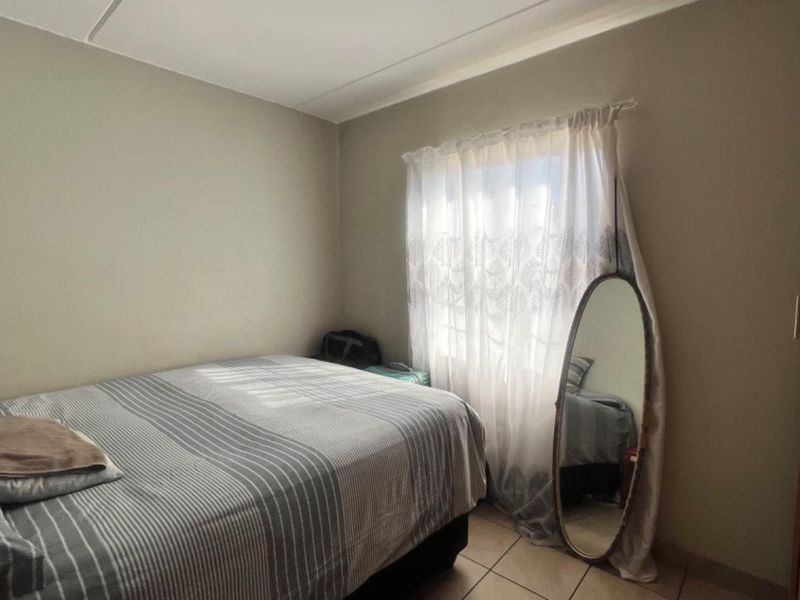 Ground Floor Gem: 2 Bedrooms, Private Garden & Kids’ Playground - Photo 5
