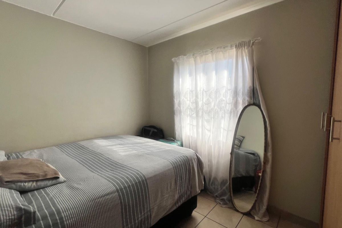 Ground Floor Gem: 2 Bedrooms, Private Garden & Kids’ Playground - Photo 5
