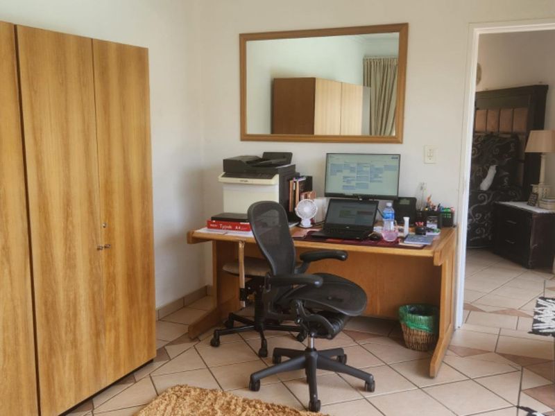 LOOK AT THIS AMAZING FAMILY HOME WITH A FLATLET FOR SALE!!!! - Photo 8