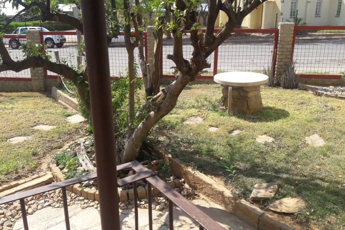 FOR SALE- 3 BEDROOM HOUSE WITH FLAT IN OUTJO, NAMIBIA - Photo 3