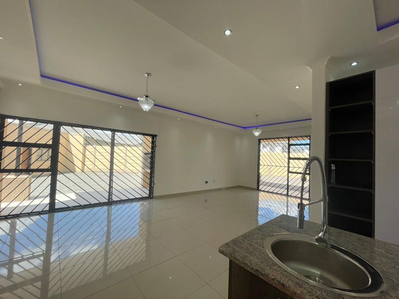 Family Home with Income-Generating Flat in Prime Academia - Photo 3