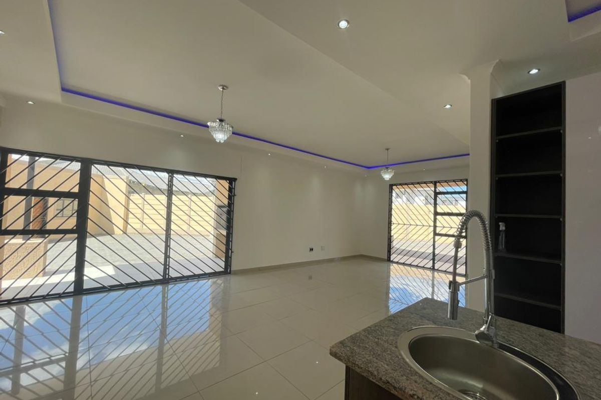 Family Home with Income-Generating Flat in Prime Academia - Photo 3