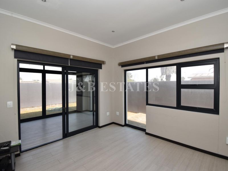 Large Modern Home - Photo 3