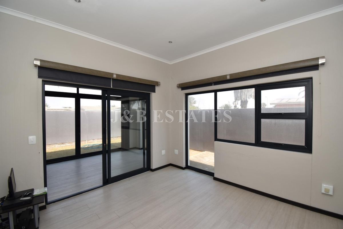 Large Modern Home - Photo 3