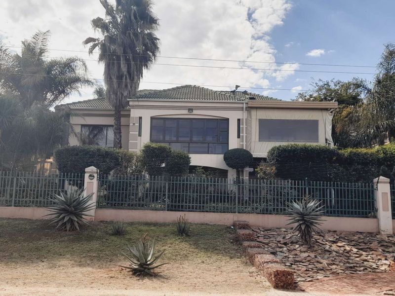 "Experience Serenity: Kosmos Ridge Estate with Scenic Dam Views" - Photo 2