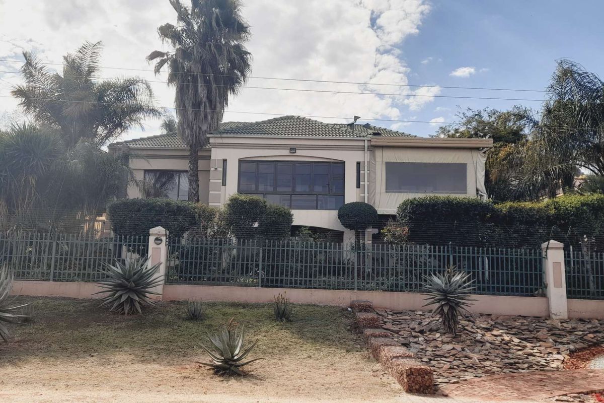 "Experience Serenity: Kosmos Ridge Estate with Scenic Dam Views" - Photo 2