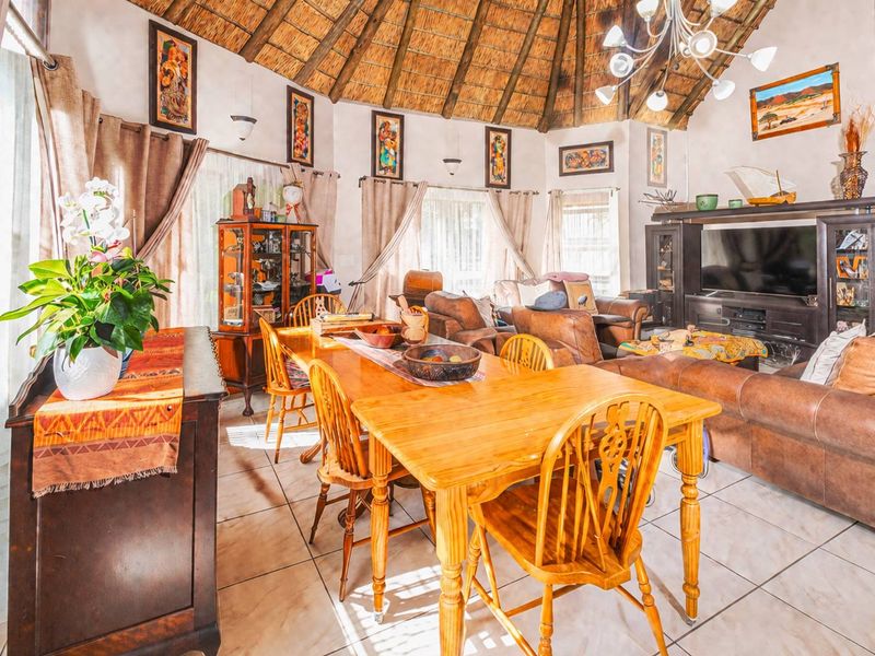 Dual Mandate Property: Exceptional Family Home with Prime Features - Photo 8