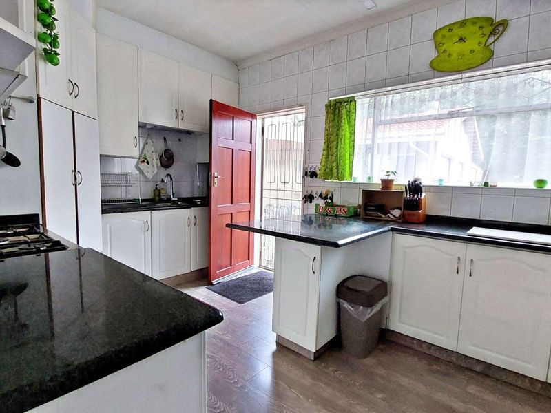 Stunning Family Home with Expansive Grounds, Ideal to Work from. - Photo 9