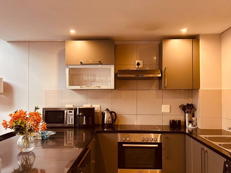 Exceptional Top Floor Apartment with Iconic Mountain & City Views - Photo 6