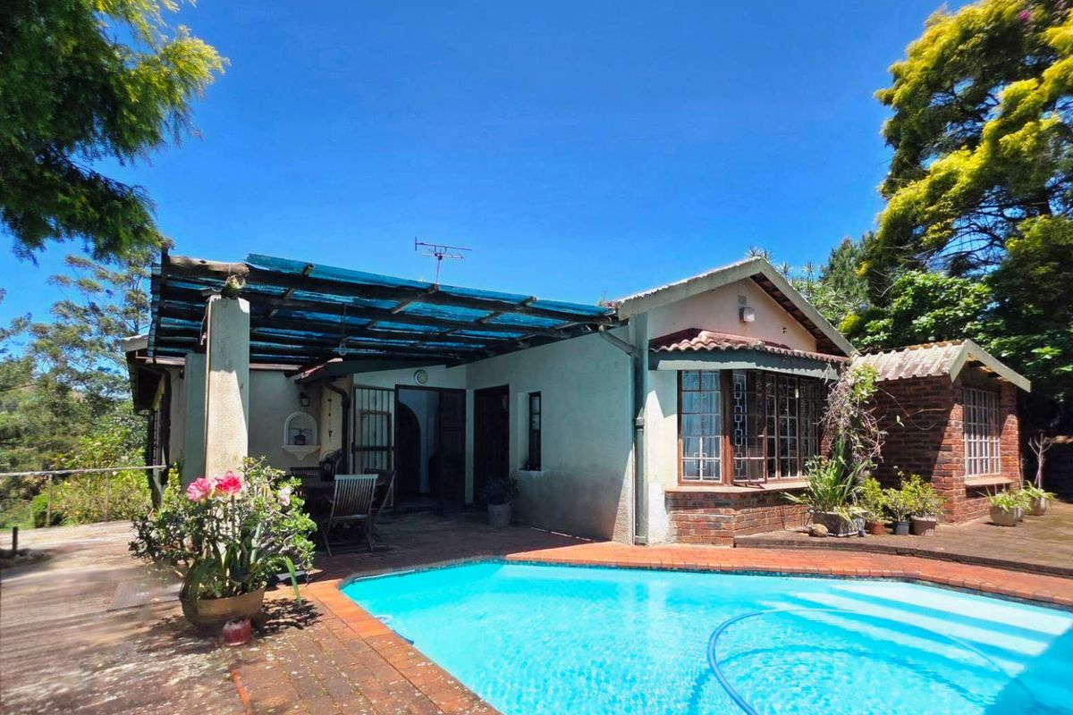 Spacious, Freestanding, and Full of Potential – See Inside! - Photo 2