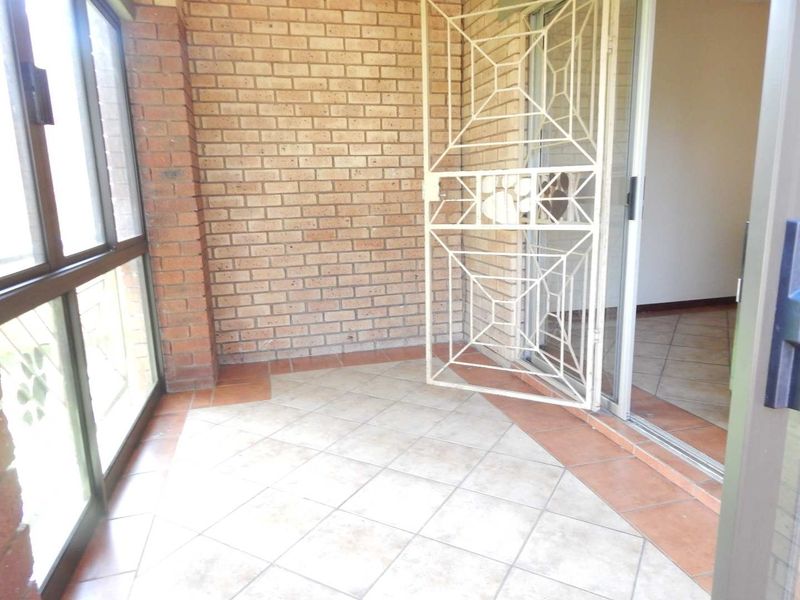 Lovely 2 Bedroom ground unit in Mooikloof Ridge - Photo 6