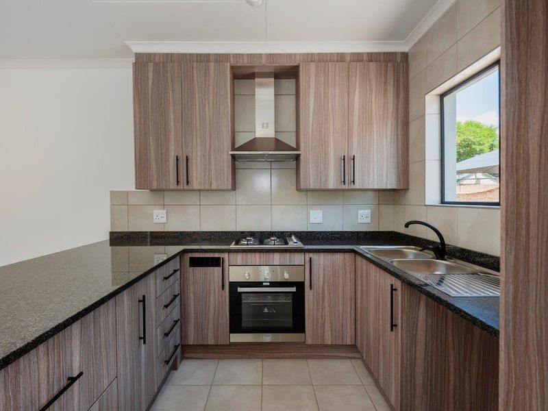 Facebrick simplex cluster only 4 in complex, Brand New so no Transfer Duties. - Photo 10