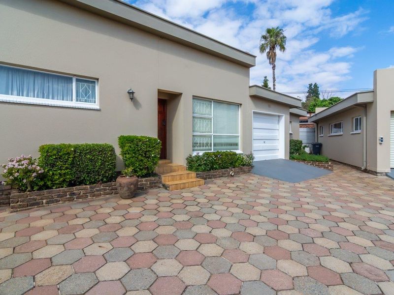 Stunning Family Home in Greenhills - Photo 5