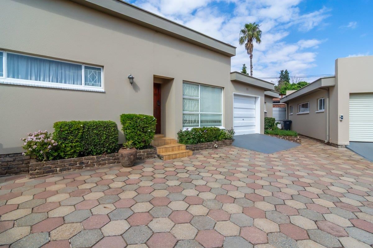 Stunning Family Home in Greenhills - Photo 5