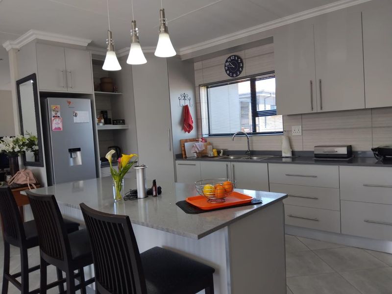 Elegant Living in a Modern Two-Bedroom House in Reebok on the Garden Route - Photo 7