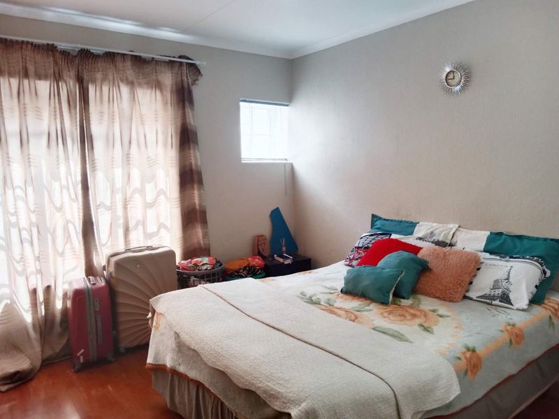 Charming 2-Bedroom Apartment in Secure 24-Hour Security Complex - Photo 10
