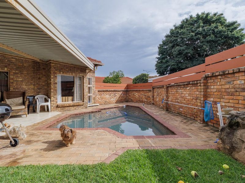 Four bedroom duet with study and potential fifth bedroom - Moreleta Park - Photo 2