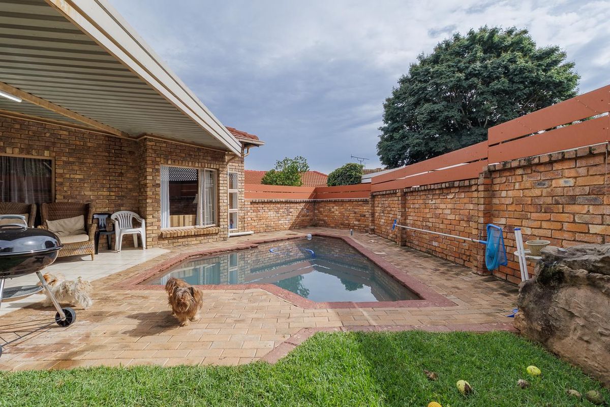 Four bedroom duet with study and potential fifth bedroom - Moreleta Park - Photo 2