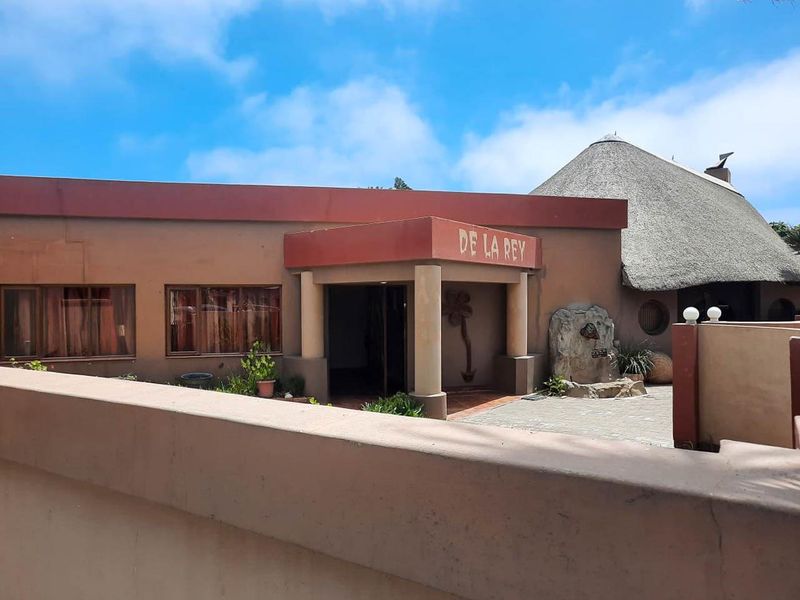 Spacious Home with Separate Flat - Photo 4