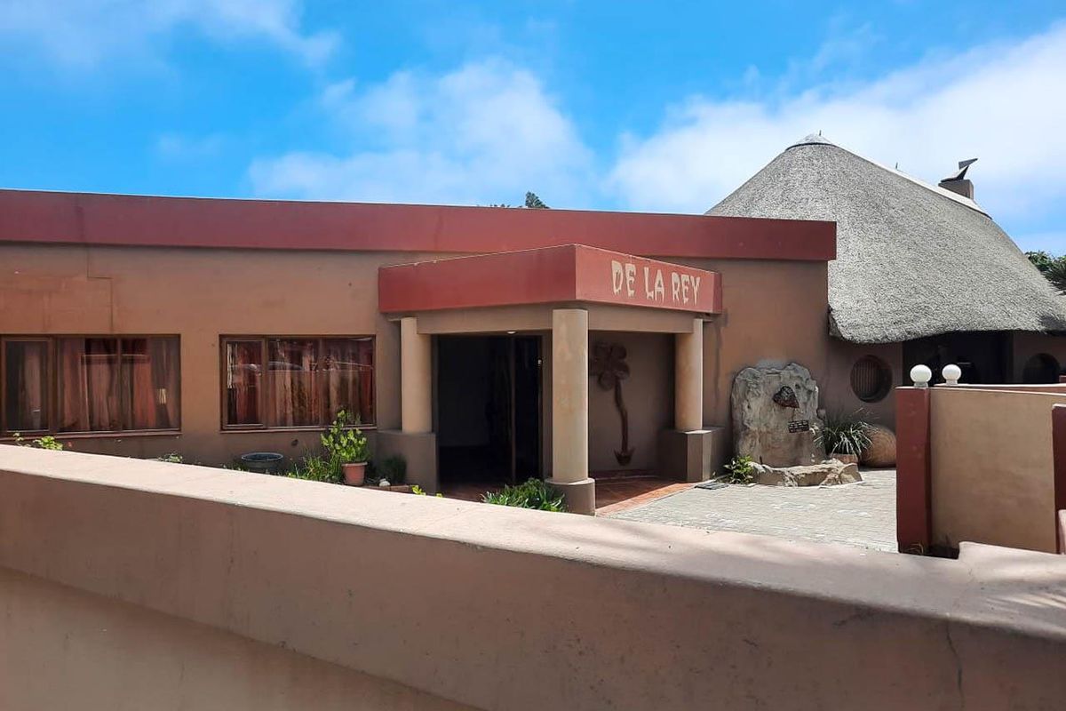 Spacious Home with Separate Flat - Photo 4