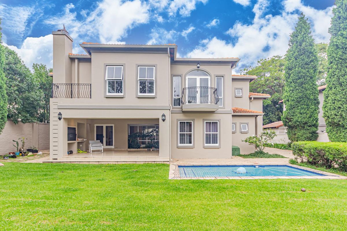 Effortless Luxury Living in Exclusive Estate in Bryanston - Photo 2